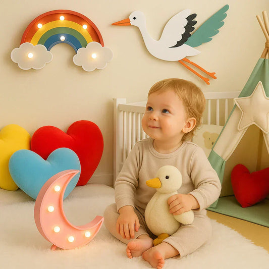 Chambre de bébé douce et colorée avec coussins, veilleuse et décoration murale Cigogne & Bébé
