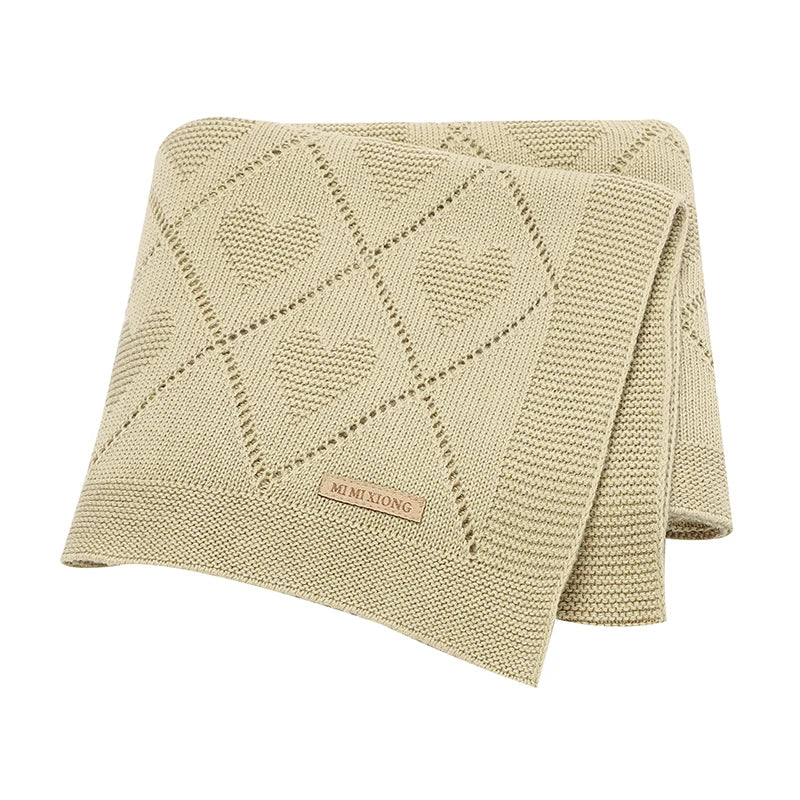 Couverture bébé en tricot beige avec motifs cœur, douce et confortable