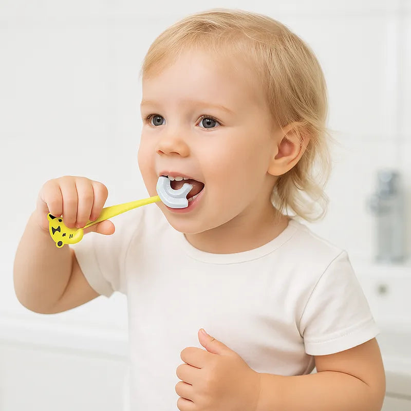 Bébé apprend à se brosser les dents avec brosse tigre jaune