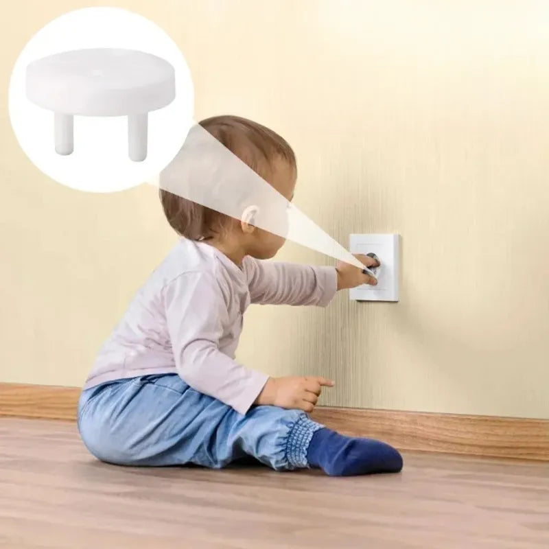 Démonstration du cache prise bébé avec double broche pour bloquer l’accès aux prises électriques