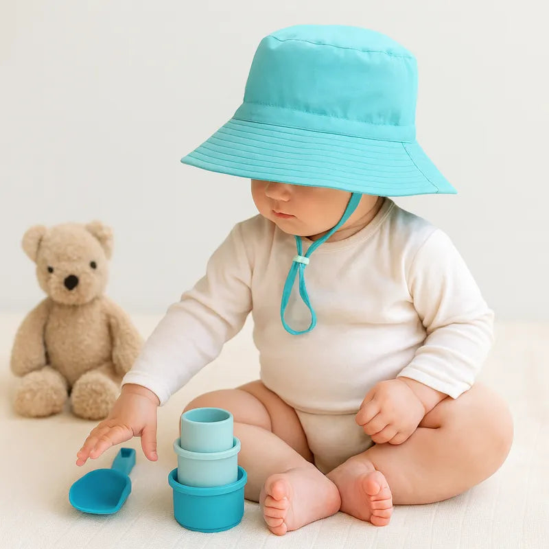 Chapeau turquoise pour bébé – confort et protection anti-UV lors du jeu