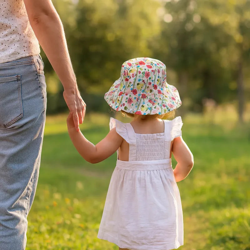 Chapeau bébé à fleurs multicolores – promenade en plein air avec maman