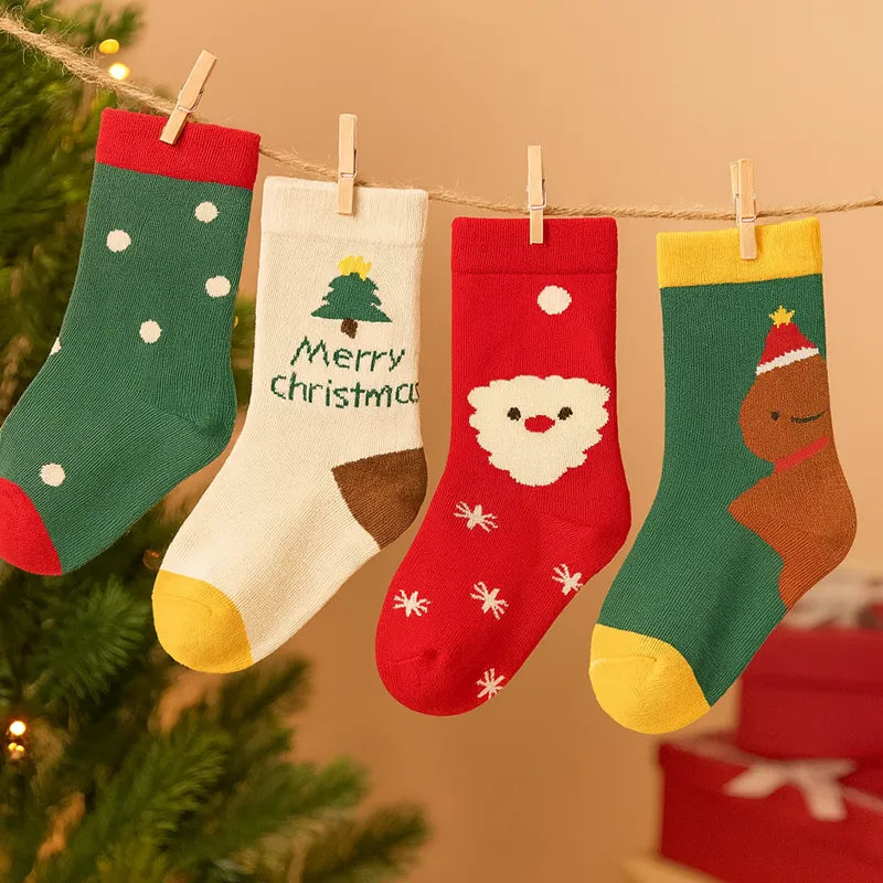 Chaussettes bébé Noël suspendues décor arbre de Noël et Père Noël”