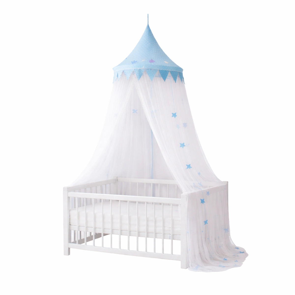 Ciel de lit bébé bleu avec étoiles installé au-dessus d’une couchette blanche sur fond blanc