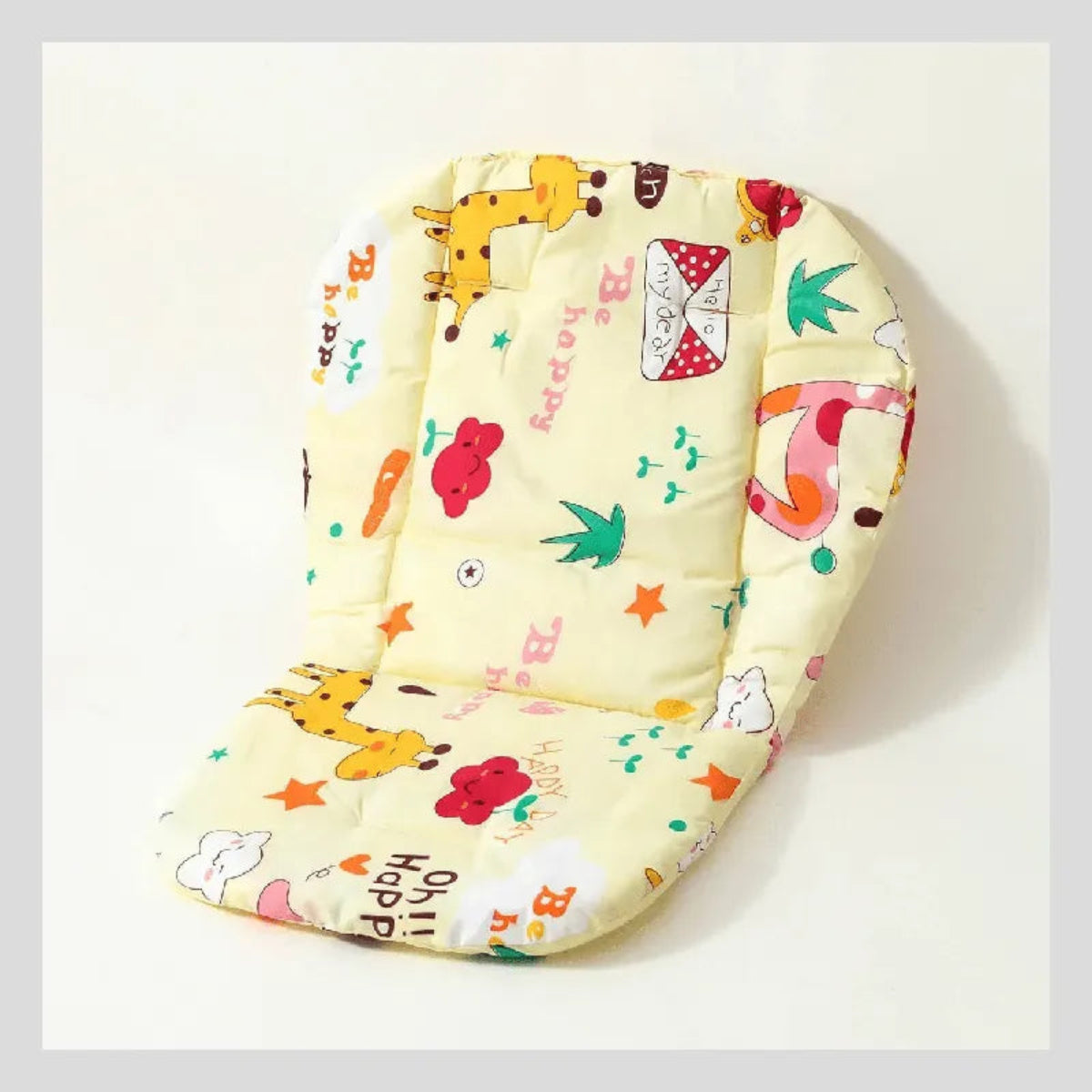 Coussin chaise haute jaune décoré de girafes et motifs ludiques pour bébé