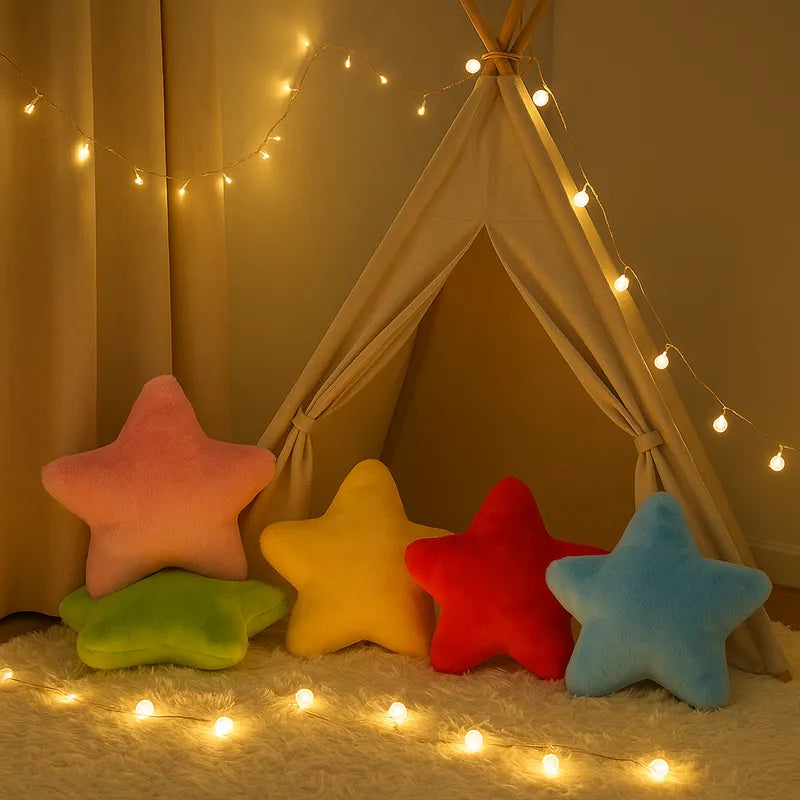 Décoration avec tipi et coussins en forme d'étoile