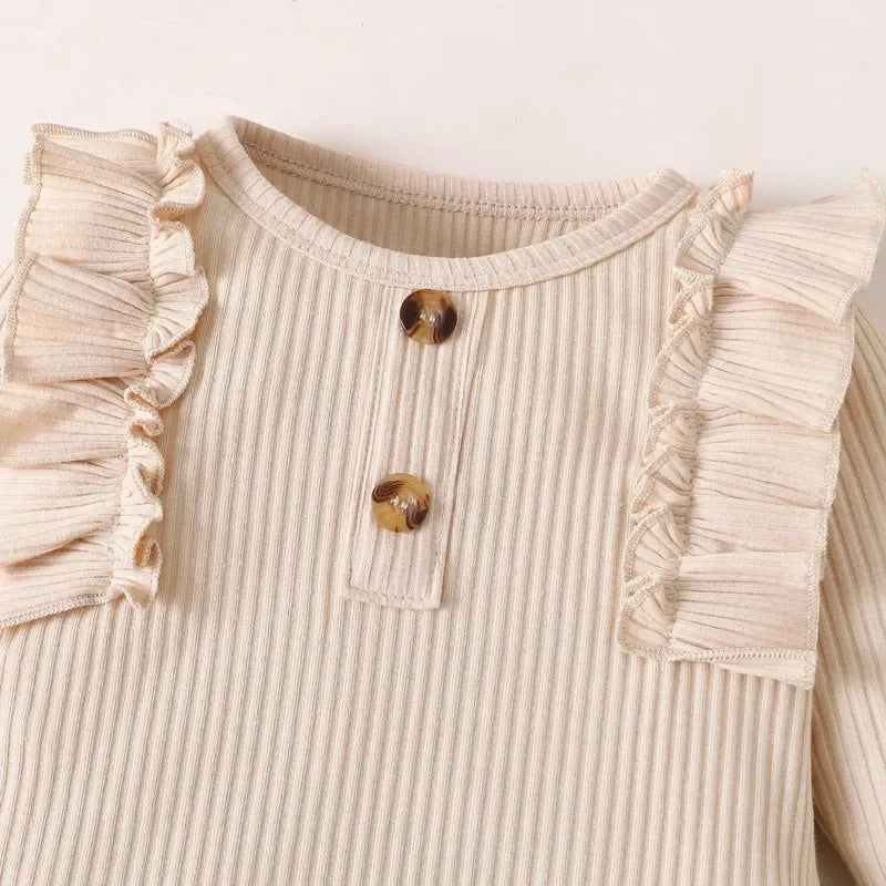 Body bébé fille beige avec volants et boutons décoratifs, style élégant et confortable – Ensemble Cigogne & Bébé