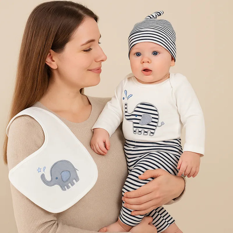 Maman tenant son bébé garçon en ensemble éléphant rayé doux et confortable