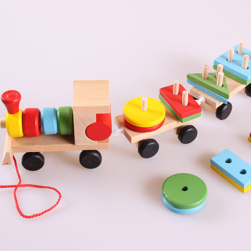 Vue rapprochée d'un petit train en bois à tirer avec formes géométriques colorées empilables, jouet éducatif favorisant la coordination et la reconnaissance des formes