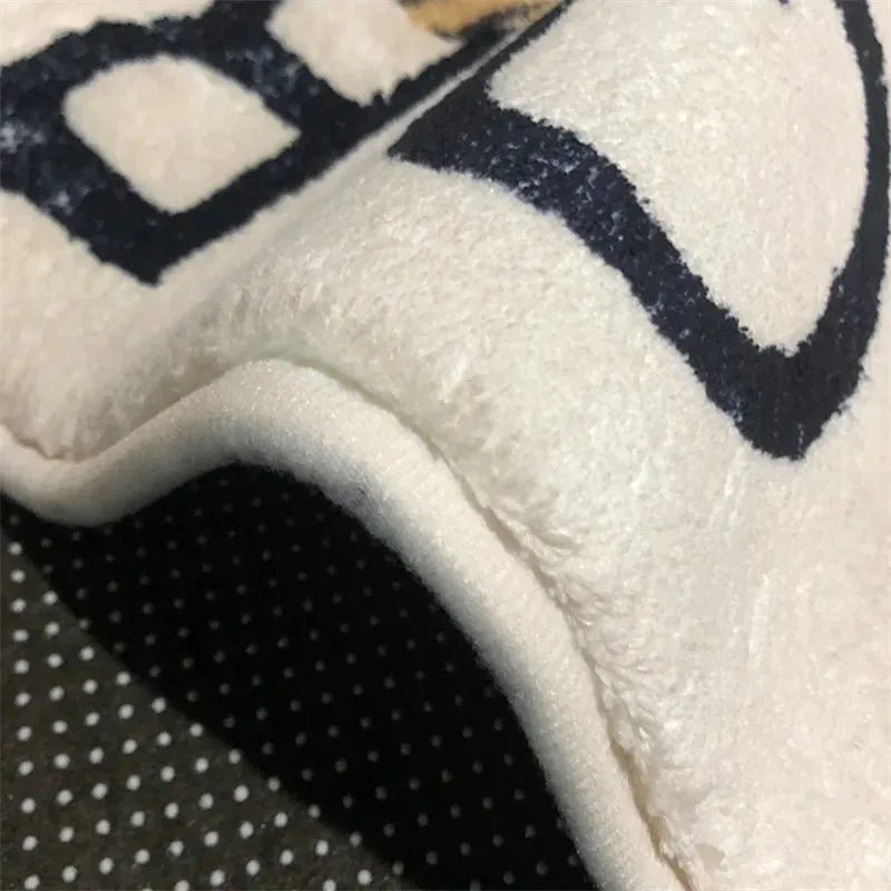 Gros plan sur la texture d’un tapis pour chambre bébé.