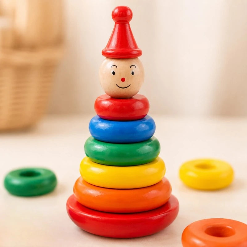 Tour à empiler en bois Montessori avec anneaux colorés et tête de clown pour stimuler l'éveil et la motricité de bébé.