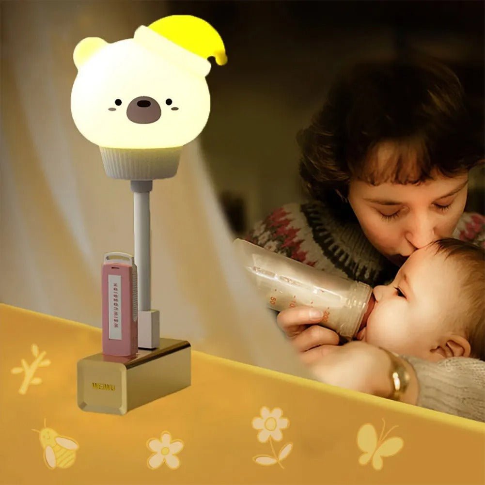 Veilleuse LED ours blanc avec bonnet jaune installée dans chambre bébé