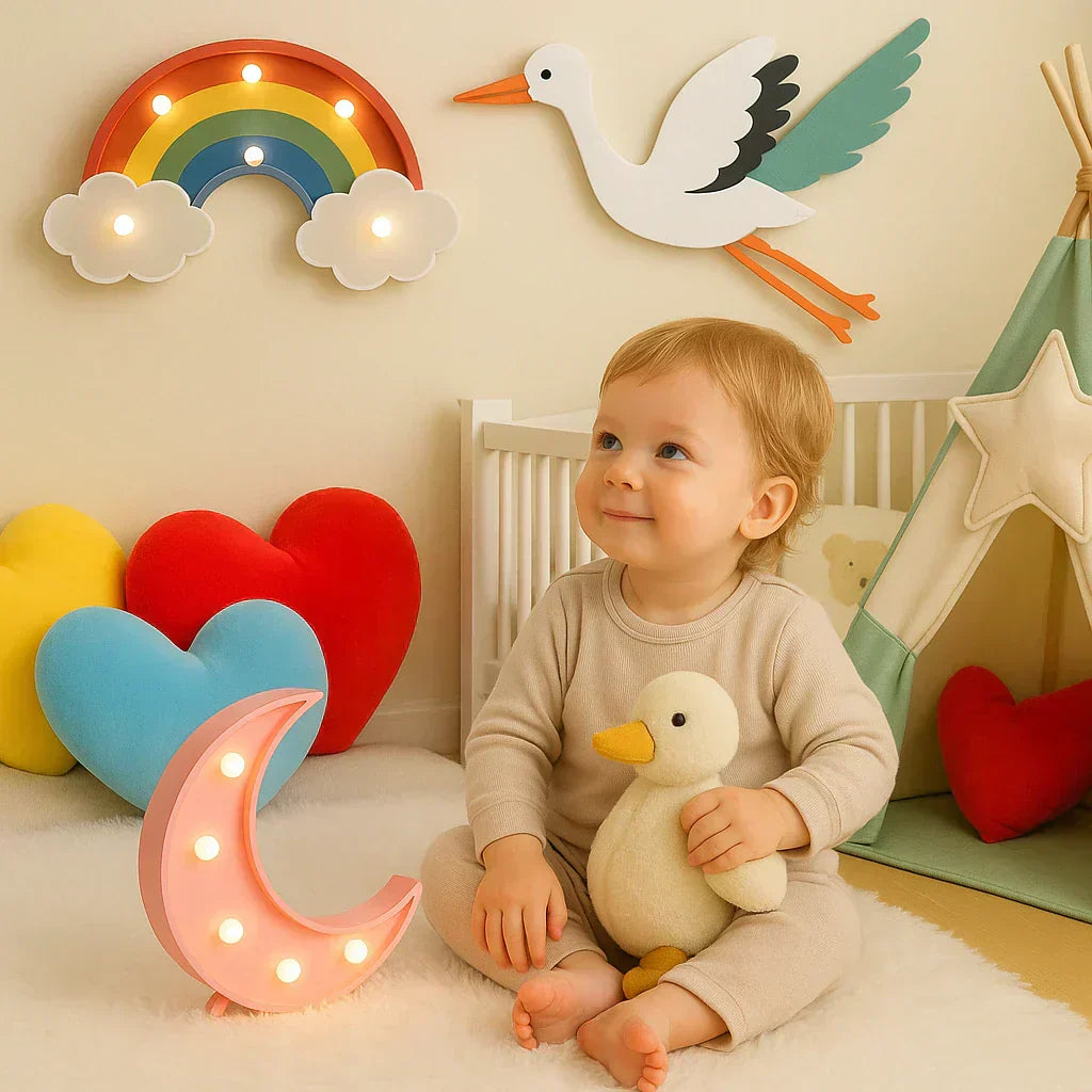 Chambre de bébé douce et colorée avec coussins, veilleuse et décoration murale Cigogne & Bébé