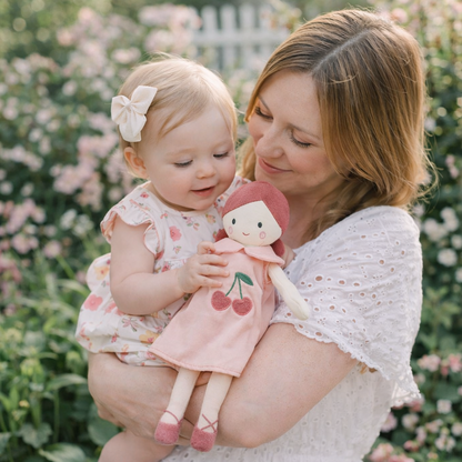 Doudou poupée cerise – Peluche bébé douce et apaisante