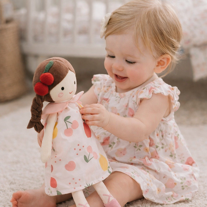 Doudou poupée cerise – Peluche bébé douce et apaisante