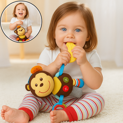 Petite fille qui joue avec un hochet singe