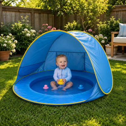 Bébé jouant dans une tente anti-UV bleue avec piscine intégrée dans un jardin ensoleillé