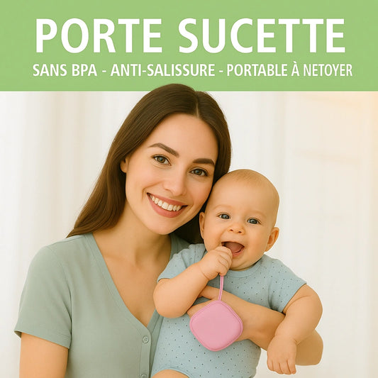 Bébé souriant tient porte sucette rose sans BPA