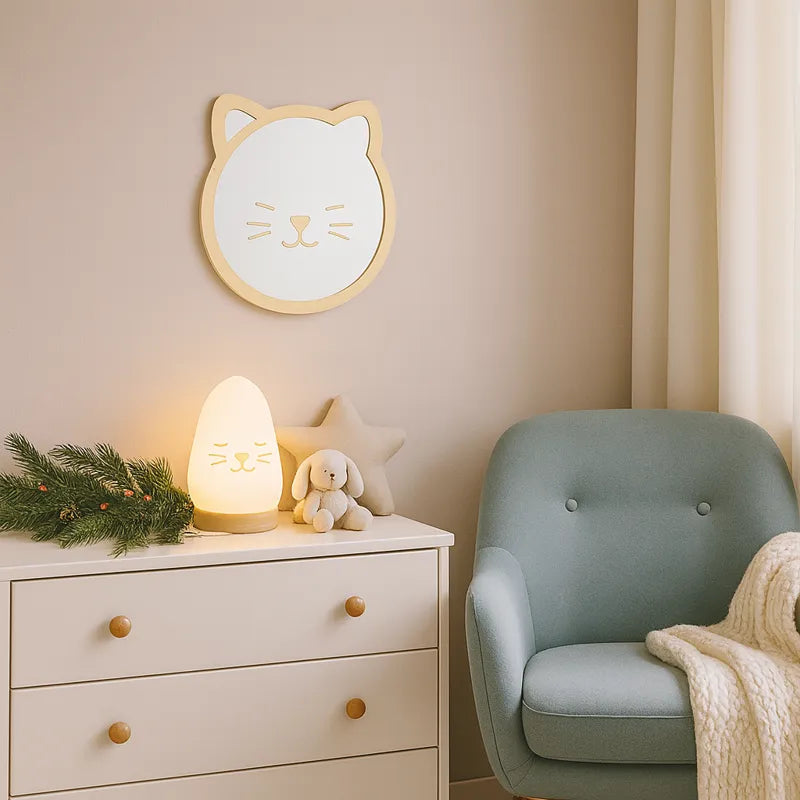 Miroir chat en bois suspendu au-dessus d’une commode avec lampe assortie.