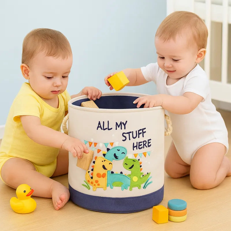 2 bébés qui place des jouets dans un panier de rangement dinosaure