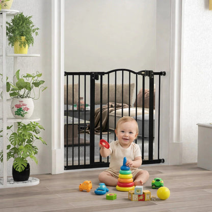 Barrière de sécurité bébé installée en haut d’un escalier pour prévenir les chutes