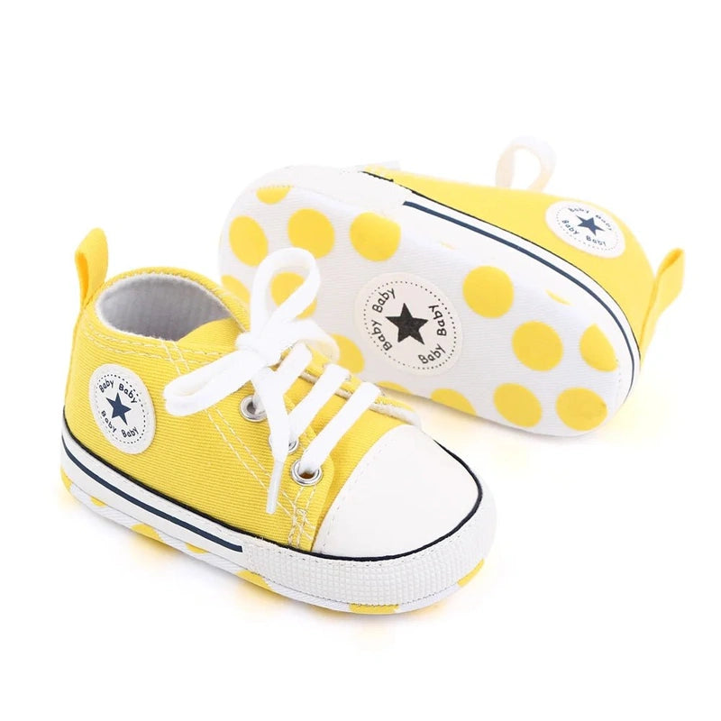 Basket bébé jaune chaussures souples antidérapantes pour premiers pas 