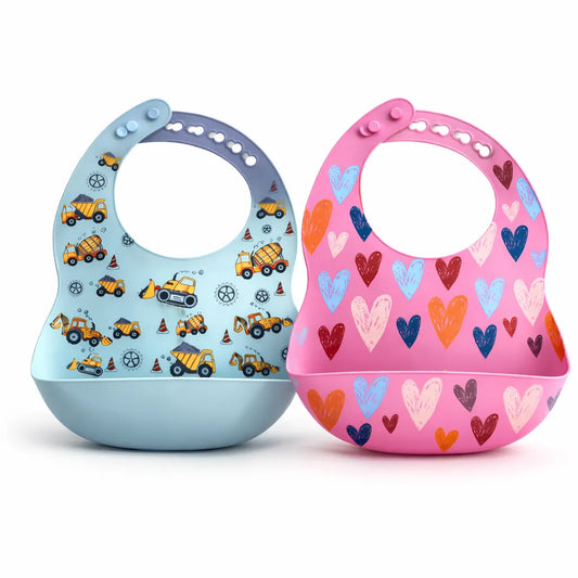 Bavoir bébé silicone lot de 2 bleu motif chantier et rose motif cœurs avec poche récupératrice imperméable