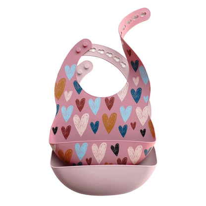 Bavoir bébé silicone rose imperméable avec coeurs multicolores et récupérateur pour repas