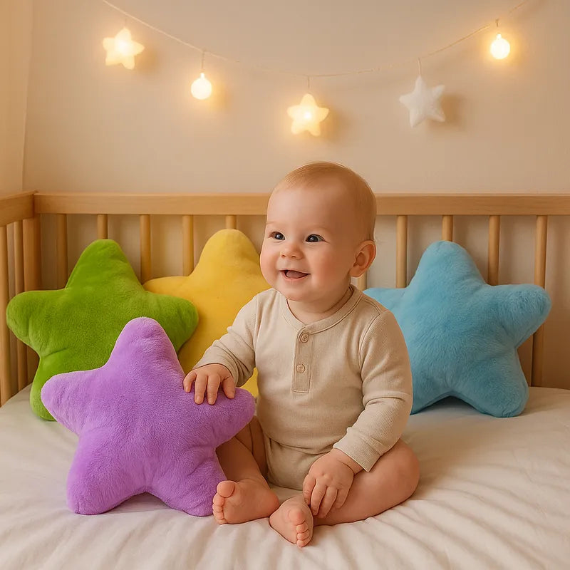 Bébé avec coussin en forme d'étoile