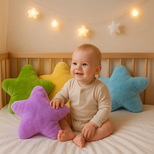 Bébé avec coussin en forme d'étoile