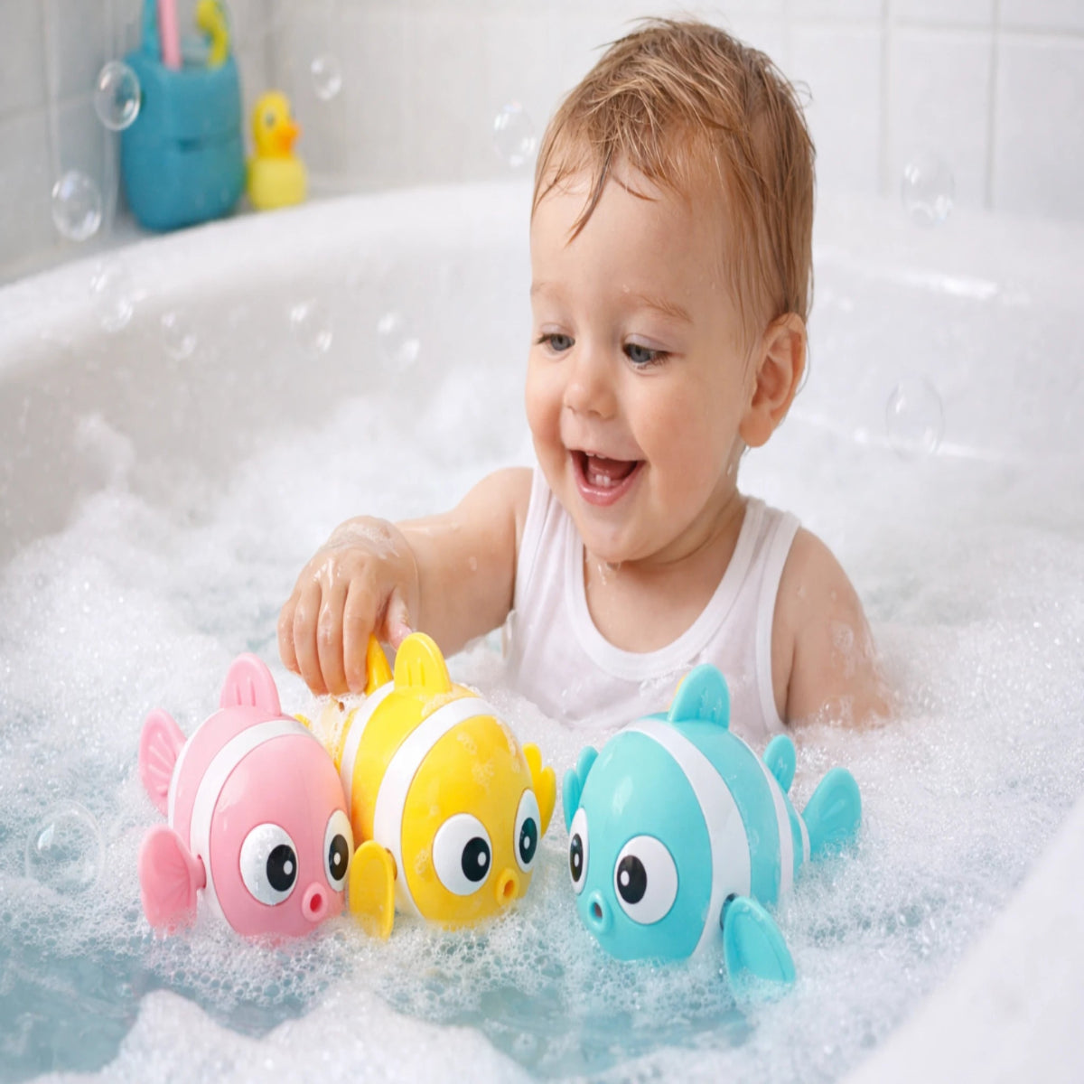 bébé dans bain mousse avec jouets poissons colorés flottants jouet baignoire bébé amusant