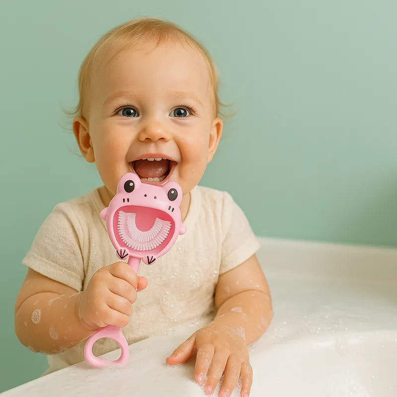 Bébé dans le bain avec brosse à dent grenouille rose