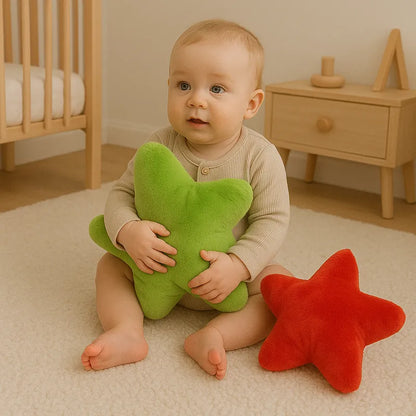 Bébé qui sert contre lui le coussin en forme d'étoile
