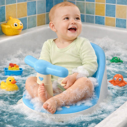 bébé assis dans un siège de bain bébé sécurisé bleu avec mousse et jouets dans la baignoire