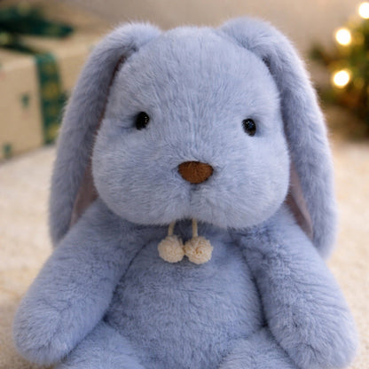 Peluche lapin bébé bleu en gros plan montrant texture douce et finition premium, doudou lapin sécurisé pour enfant