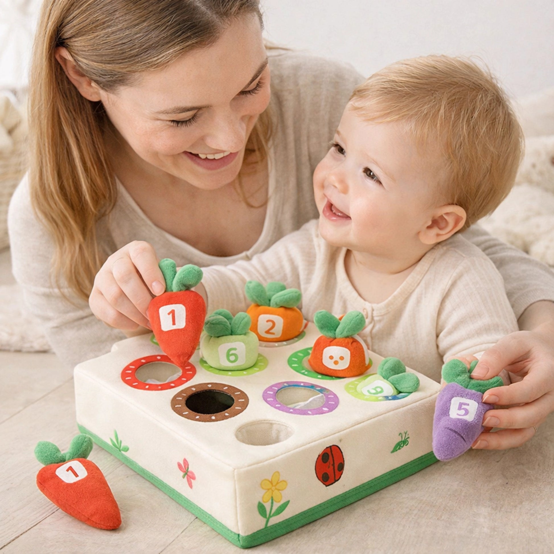Bébé joue avec jouet Montessori carottes éducatif