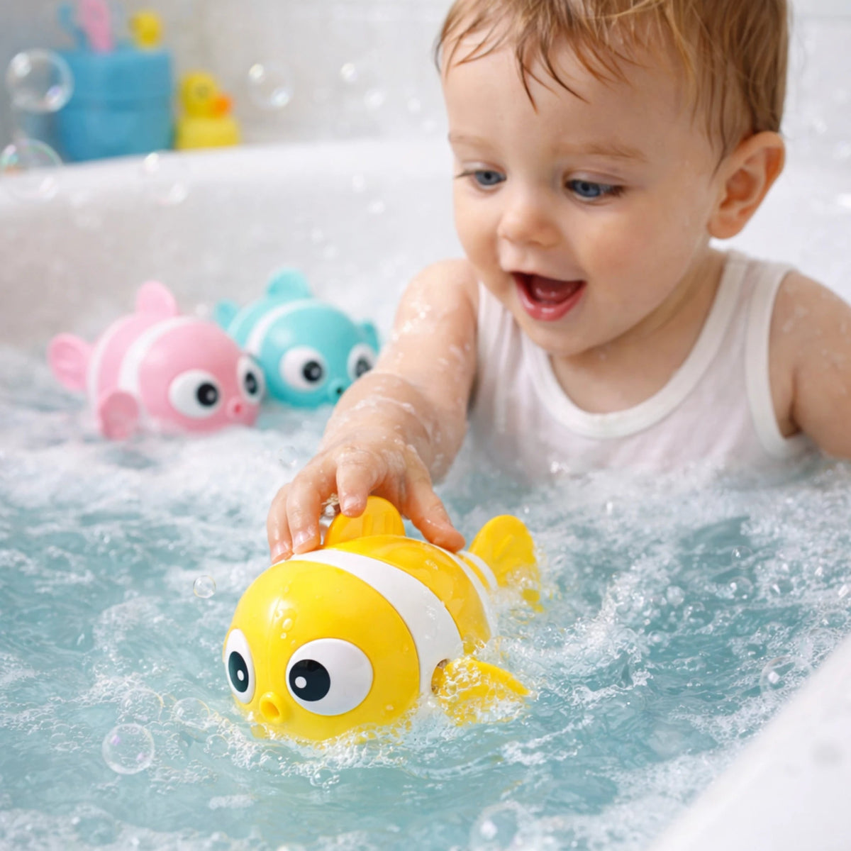 bébé jouant avec jouet de bain poisson flottant dans la baignoire jouet eau bébé interactif