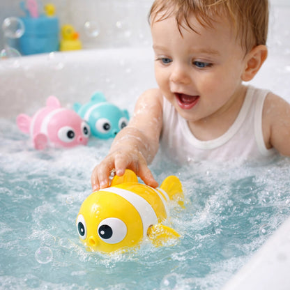 bébé jouant avec jouet de bain poisson flottant dans la baignoire jouet eau bébé interactif