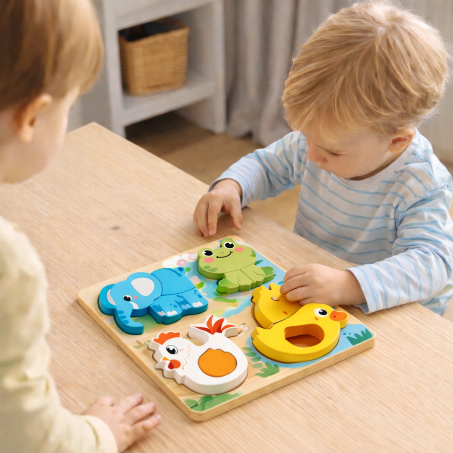 Bébé jouant avec puzzle en bois animaux développement coordination œil main