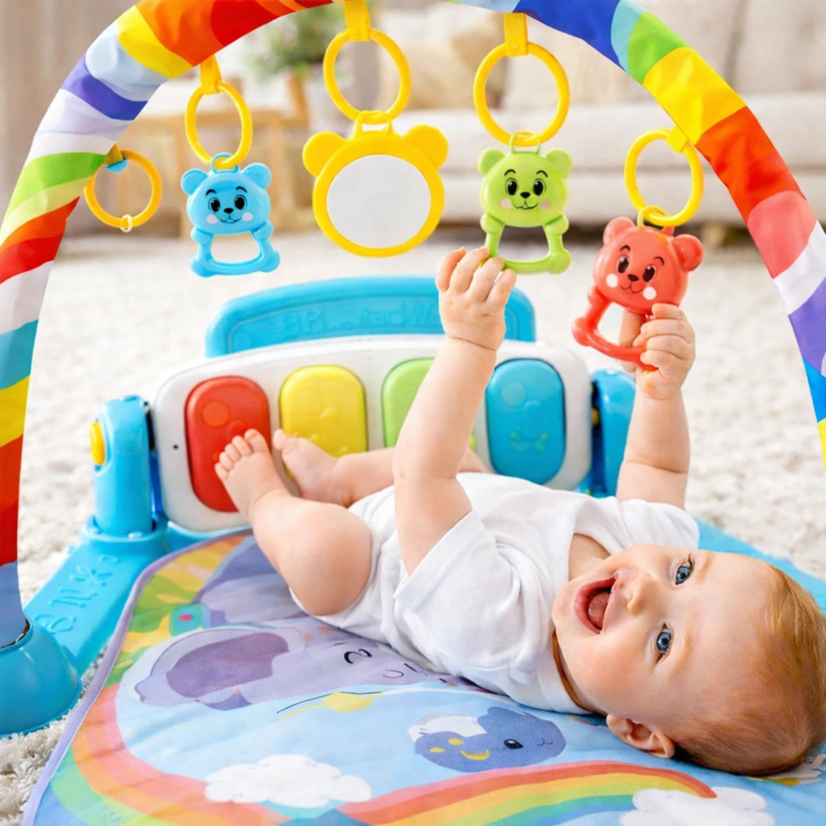Bébé allongé sur tapis d’activité musical avec jouets suspendus et module interactif