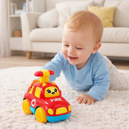 Bébé jouant avec une voiture jouet press and go éducative colorée pour le développement