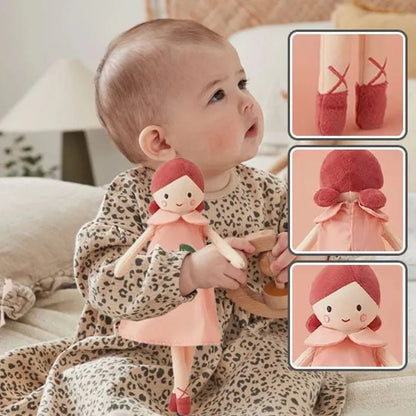 Bébé tenant une poupée en tissu rose cerise avec détails 