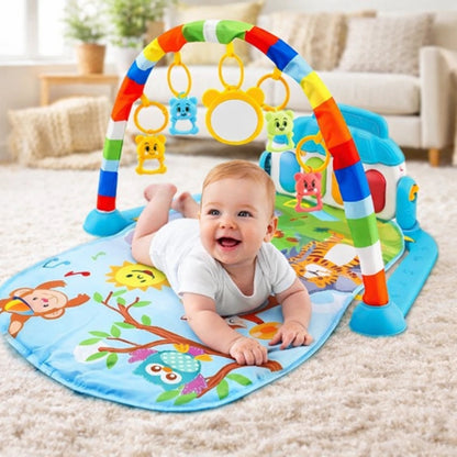 Bébé en temps sur le ventre sur tapis d’éveil musical coloré avec arche et animaux