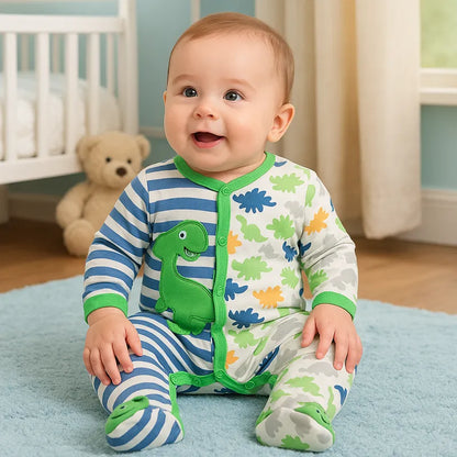 Bébé garçon portant un pyjama en coton bio bleu à motif dinosaure