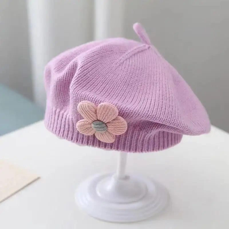 bonnet en tricot lilas doux et stylé pour l’hiver, parfait pour garder bébé au chaud.