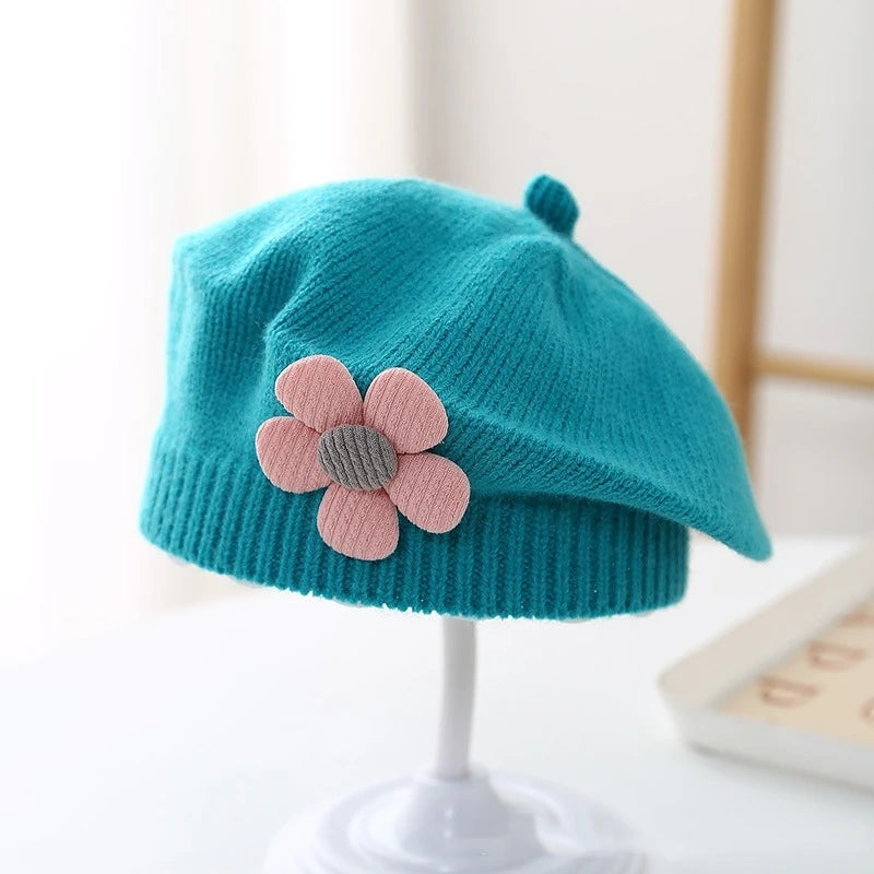 Bonnet turquoise  de mode hivernal confortable et tendance pour bébé.