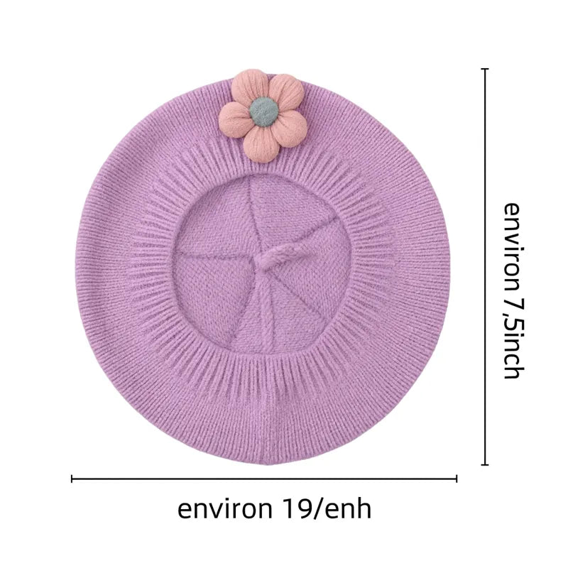 Béret bébé lilas avec fleur rose et dimensions illustrées