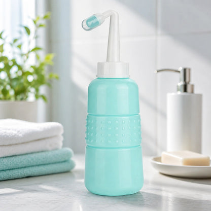 Bidet portable bébé bleu avec embout incliné, bouteille de lavage hygiénique pour soins intimes en salle de bain