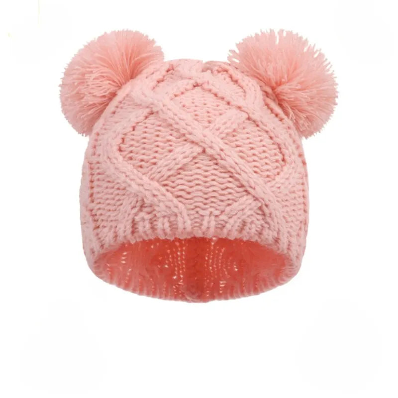 Bonnet bébé rose poudré en tricot avec pompons | Accessoire d’hiver pour nouveau-né fille