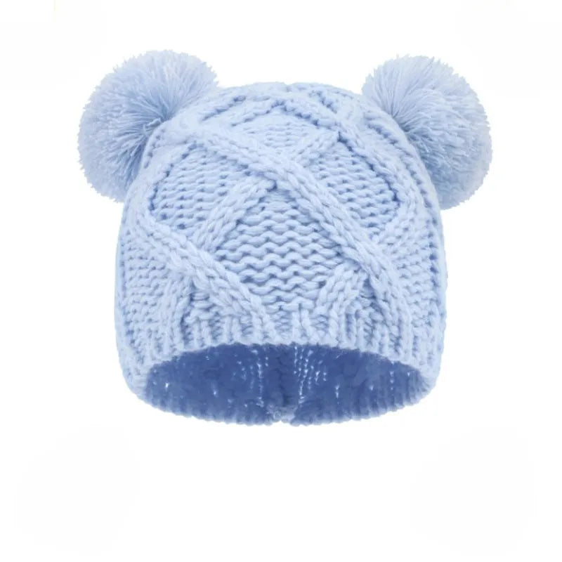 Bonnet bébé bleu ciel tricoté avec deux pompons | Chapeau chaud et confortable pour nouveau-né garçon